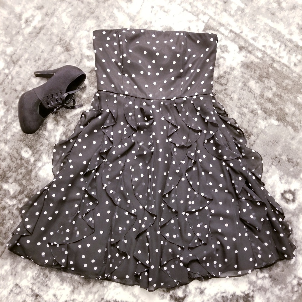 WHITE HOUSE|BLACK MARKET 💋 Strapless ruffle dress